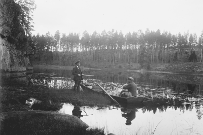 Två män i båt, fågeljakt 1910-talet. Kan vara vid Stångån nedströms Björnebro Vimmerby landsförsamling ?