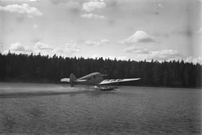 Planet är en Junkers F 13 och de planen tillverkade man mellan 1919 och 1932. Typen var det första civila helmetallplanet. 
Pilotens cockpit var inte helt slutet så denne fick utstå elementens raseri i alla dess former och utöver detta tillkom ju den intensiva luftströmmen från propellern som satt framför. Ett jobb för den sanna friluftsmänniskan.
Passagerarutrymmet var däremot slutet och till och med uppvärmt. Planet kunde också utrustas med vanligt landningsställ vilket kanske var det vanligaste.
Uppgiftslämnare Jan Sandgren, Bua Halland
