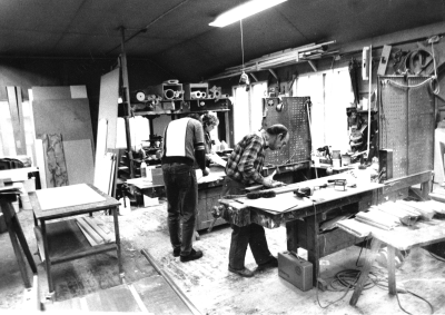 Dokumentationsfotografering av tillverkningsprocessen på Snickargården.
Vårvintern 1988
Tillverkning av fransk pardörr.
Avbildade personer:
Tönnes Andersson
Bernth Ericsson
Lillan Ericsson
Alvar Andersson
Bildmaterialet användes senare till en skärmutställning om Snickargården som visades på Vimmerby Bibliotek