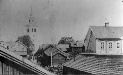 Sevedegatan före 1890 
Bilden tagen från Thörnqvists hus mot torget. T.E