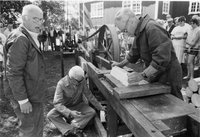 Brunnsparken Södra Vi
Sågning av takstickor

Bengt Åberg
Stig Johansson
