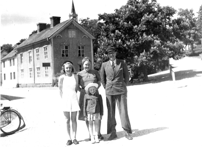 Thord Köhler med familj på Storgatan 1940-talet? Bor nu i Västervik, Rörmokare.   T.E.