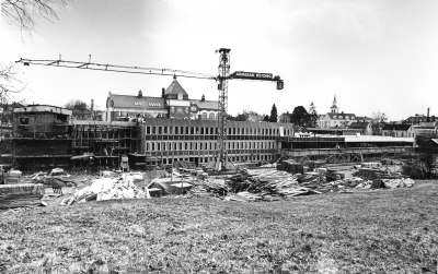 Stadsbiblioteket och Tullportskolan bygges 1971-1972. T.E.