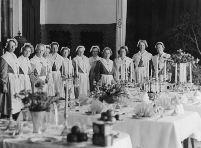 Vimmerby Husmodersförening, borddukning i Sveasalen. 1. Fru Linneá Ahlqvist, gift med disponent Joel Ahlqvist H.K.  2. Henny Bergvall, fru Vimmerby  3. Fröken Gerda Hultenheim, Vimmerby  4 ?  5. Fru Ulla Waster, Vimmerby  6. Fru Hanna Wetterström   Vimmerby  7. Fru Hanna Gabrielson, Vimmerby  8. Fru Lisa Karlson ( gift Kalle Karlson ),  9. Fröken Anna Johansson, lärarinna  10. Fru Lisa Fredrikson, Linköping  11. Fru Karin Berggren, Vimmerby  12. Fru Ester Hernroth  (Västervik), gift med stadskamrer Karlson Vimmerby.       