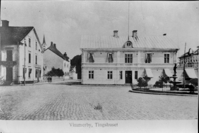 Gamla tingshuset
1900-1010? Revs när EPA byggdes. Till vänster Ählströmska huset byggdes 1838 och revs 1956.   T.E