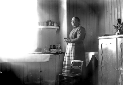 Beda Forsell i köket på Storgatan 5 Vimmerby