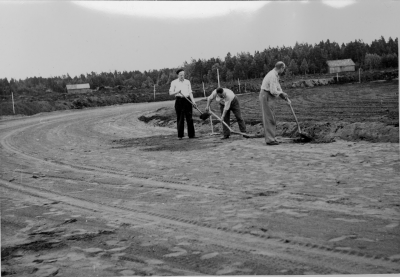 Från vänster Einar Carlsson, okänd, och Ebbe Johansson, jobbar med Vimmerby speedwaybana