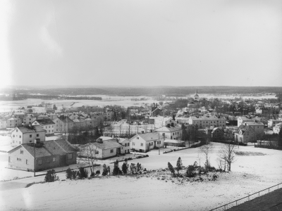 Fotot taget från nybyggda Folkhögskolans tak.10-12-1956.   T.E.

Borgaregatan i förgrunden