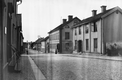 Storgatan strax efter sekelskiftet. I Halldéns hus, Gertrud Petterssons affär. T.E.