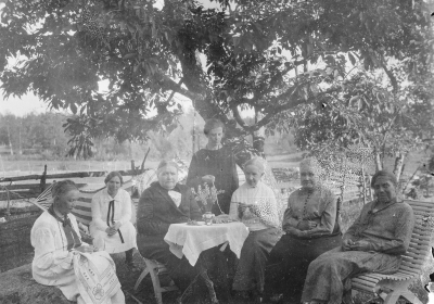 Hörestadhult, Gertrud Fröberg, flick o folkskollärarinna född i Karlskrona 1865, nu i Vimmerby,  Evy Winell, Vimmerby affärsinnehavare,  Lotten Westberg  Vimmerby, B. Blidberg  Sigrid Enell, Vimmerby  Solliden , ( Drottningg. 30),  Berta Blidberg, född Vestberg, änka efter prosten B. Ingeborg Forsell, telefonist Vimmerby H. Forsells syster.  Stående Karin ( Adéle Nybergs syster ) ( sjukgymnast ).   