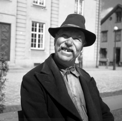 Axel Hörberg " Kruse "
Bodde i en stuga på " Sille - Kalles gård mitt för Storgatan 62 mot Kampbacken, flyttade till Trekanten när stugan revs.

( finns även som vklba525 under Rydberg )

Dok.110615/KG