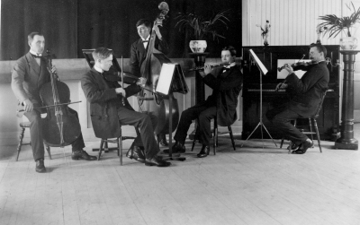 Sveasalen Vimmerby från vänster. 1.Theodor Gustavsson, 2. Karl Kihlström snickare, 3. Hardy Dahlin elektriker, 4. Theodor Främberg kakelugnsmakare sedan elektriker, 5. Arvid Strömdahl målare.