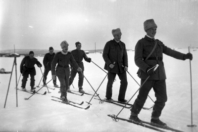 Trea från höger Gunnar Norman, och fyra Erik Eriksson 



Dok.080205/RS