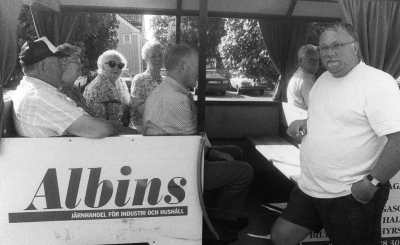 Till höger Sven-Olof Månsson som under många år körde Turisttåget mellan torget, Gästgivarehagen, ALV mm.