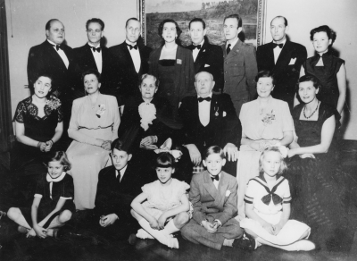 Axel Sköldborgs 80 årsdag.  1. Nils Björnberg  2. Henrik Levin  3. Tage Jansson  4. Brita Jaensson  5. Arne Sköldborg  6. Rune Sköldborg  7. Mauritz Sköldborg  8. Ulla Greta  Hagberg  9. Carin Björnberg  10. Greta Levin  11. Charlotta Sköldborg  12. Axel Sköldborg  13. Ebba Sköldborg  14. Magda Paus  15. Britta Sköldborg  16. Tomas Sköldborg  17. Susan Birtmer Sköldborg  18. Torkel Björnberg (Carins bror)  1.9 Anna Lena  Paus Dahlkvist.    