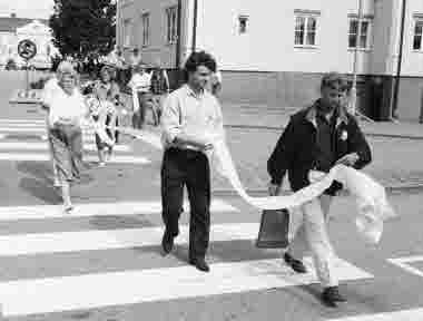 Protestlista överlämnas mot rivning av Näktergalen. ( till kommunstyrelse )   1. Inga Lisa Flintzberg  2.. Britt Nachtweij  3. Karl-Erik Viking  4. Sven Kask  5. Eugen Kask  6. Lage Dahlgren  7. Tage Molander.       