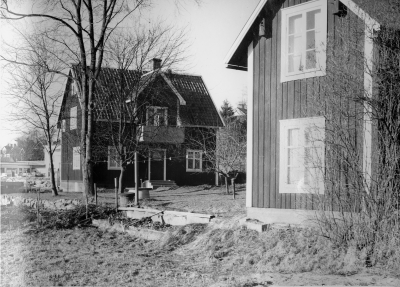 "Före detta Mälteriets tomt, huset byggt av Thor Fast. Sista ägaren innan det såldes till Vimmerby stad var Arvid Andersson (Storken 491)." Thorvald Eriksson 