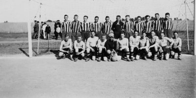 Mot Djurgården som vann med 4-1.
Sittande från vänster. 1. Gunnar Andersson, 13?, 14. Fritz Karlsson, 15.Gustav Ossowieri, 16. Linne Fast "Flus", 17. Knut Karlsson, 18.Beijer, 19. ?. 20. Gunnar Dervinger, 21. Helge Fransson. 22. ?. 23. ?.    