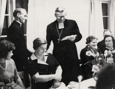 1.Lönnqvist, kyrkoherde, Locknevi 2.Fru Askmark 3.Ragnar Askmark, Biskop, Linköping 4.Fru Lönnqvist 5.Margit Johnsson 6.Gertrud Lindström 7.Stig Lindersson, Höckhult.  