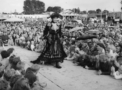 1. Ingrid Leander  2. Sten Berggren  3. Rune Lind  4. Larsson  5. Gunborg Lind  6. Lars-Ove Linderson  7. Lennart Eriksson  8. Anemyr  9. Bero Pettersson,  elektriker 10. Margit Larsson.    