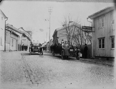 Storgatan10. Eugen Kask hus ( huset längst till höger)  1. Axel Olsson, chaufför. 2.?, 3.?  T.H. Lindblom, 4.?, 5.?, 6?,  7. Fru Elvira Ringholm, gift m. Erik Ringholm (kakelugnsmakare).   T.E.