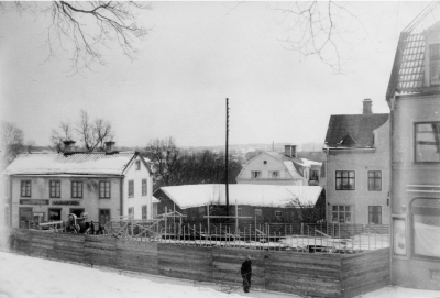 Disponent Erik Karlberg bygger sitt hus på Storgatan 1951. T.E.