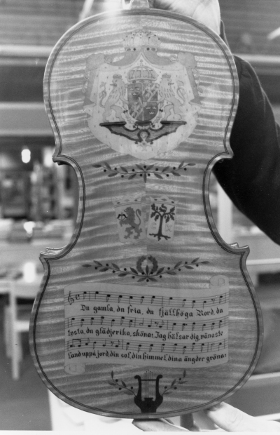 Fiol med intarsia utställd på världsutställningen i Chicago
Tillverkad av Theodor Tedde Gustafsson
Konstnärer.             