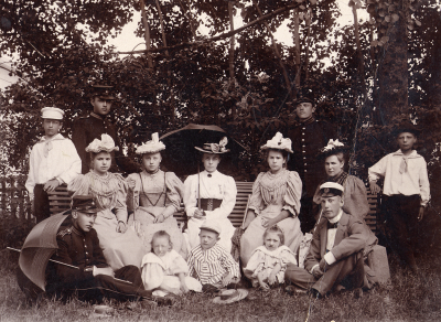 På Hultsfred slätt 1896  Stående: Thor Wahlberg,  Arvid Forssell, Erik Wahlberg  Sittande: Fröken Winell, Sigrid Wahlberg. Ellen Wärnberg, Fröken Winell, Fröken Winell ( gift Boström ),  Otto Wahlberg, Brita Wg, Karl Wärnberg, Kerstin Wahlberg. Ragnar Theorin.