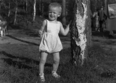 " Kolla mina häftiga byxor "
Gillis Lundberg 1951

Dok.100527/KG