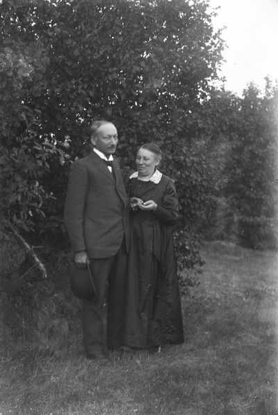 Anders Viktor Hansson född 1864 i Bränntorp och sedemera boende i Grägarp samt hans hustru Hardine född Jonsson. 