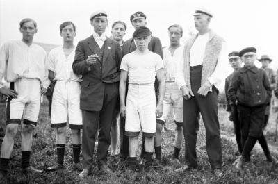 Från vänster. 1. Karl Olsson, 2. Tage Forsberg, 3. Kurt Andersson ( Postmästarens son ),  5. Peder Liljecreutz 6. Gustaf Vahlberg 7. Filip Strömbeck 8. Doktor Linds son  10. Bilden tagen,  på gamla idrottsplan där slakthuset ligger, nu Mässhallarna.