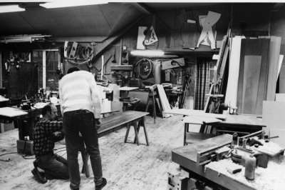 Dokumentationsfotografering av tillverkningsprocessen på Snickargården.
Vårvintern 1988
Tillverkning av fransk pardörr.
Avbildade personer:
Tönnes Andersson
Bernth Ericsson
Lillan Ericsson
Alvar Andersson
Bildmaterialet användes senare till en skärmutställning om Snickargården som visades på Vimmerby Bibliotek