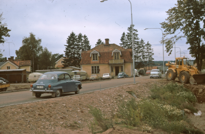 Kyrkogårdsgatan/
Västra Tullportsgatan på1970-talet. Huset mitt i bild är Solhem som byggdes av bank kamrer Gustaf Henrik Jonsson 1916. Huset låg på Kyrkogårdsgatan 13
Huset längst till vänster är Mariedahl, Rundqvistska gården, Rönnbärsgatan 17
090402/KG