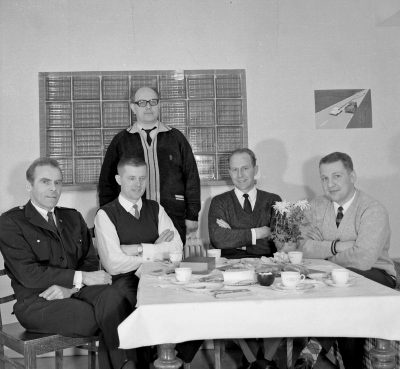 Ambulansförare 1968. I mitten Brandchefen Nils Nicander Fr.v. 1. Birger Andersson, 2. Bert Thörn, 3. Nils Nicander, Brandchef, 4. Karl Erik Andersson, 5. Arne Andersson.

Dok.111025/KG
