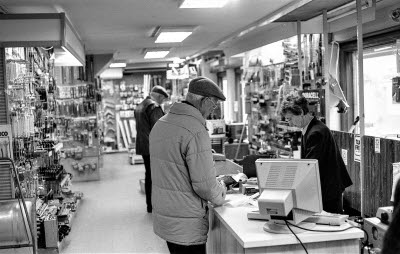 Albin Carlssons Järnhandel
Storgatan / Kyrkogårdsgatan
Valdy Bjerkert med kund