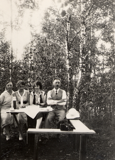Sigrid, Olga, Fröken Sjögren, Erik

Dok.090624/SJ