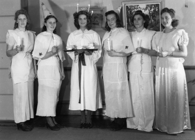 Lucia firande 
Från vänster 1. Doris Andersson 4. Karin Liljeblad 5. Sonja Nilsson

Dok.100527/KG