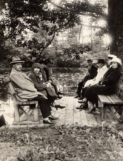 Rumskulla
Vänster sida: Gustav Adolf, Gretel, Sigrid, ?, Olga, 
Höger sida: Fru Gerda H, Allan H, Mor, ?

Dok.090624/SJ