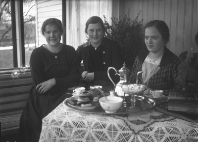 1. Ingeborg Hallberg, gift Nilsson 2. Elsa Karlsson född Pettersson 3. ?