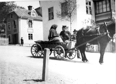 Storgatan 1905. Soldaten Blom? Huset till höger är Axel Fasths hus. Till vänster "Skinnets" där tidigare Malmberg hade affär, och urmakare Thörnqvist en tid, sedan drev Alfrid Johansson och hans fru matservering i många år till det revs, hans svärfar var en tid skinnhandlare därav namnet "Skinnet".   T.E.
