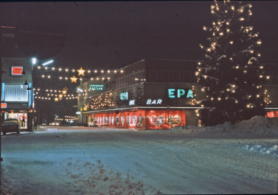 Stad i ljus 
Storgatan från torget mot Jordbrukskassan 

090402/KG