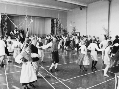 Folkdans på Folkhögskolan i gymnastiksalen. Mitt i bilden Gunnar Nilsson   