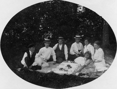 Från vänster  bakre raden 4. Petrus Berg, barberare  5. Fru Ada Berg  6. Fröken Karin Andersson.  Främre raden  1. Eva Berg ( död i USA ).    