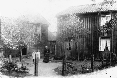 Storgatan
Den s.k. Bälterska gården.Damen är Sara Johansson, moder till Gustaf  Reuter. Flickan till vänster Tyra Carlsson, ( död). Till höger, Anna Sannford, gift med banktjänsteman Olle Svensson, Vimmerby.    T.E.	