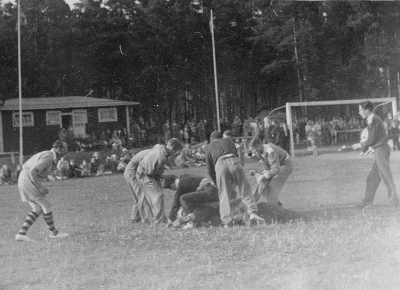 Vimarvallen i Vimmerby Folksöndag Stor festivitas 6 juni 1948. Rugby. Bland spelarna syns E.W. Sandström, Billy Nilsson och Karl Erik Thörne           