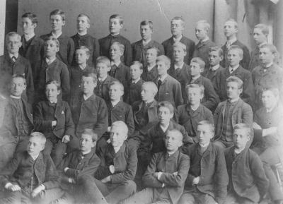 Claes Wahlbergs läskamrater i Linköping, C.W. nr 5 fr. v. eller höger i andra raden uppifrån.