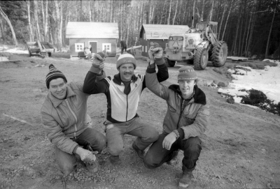 Sagobyn börjar byggas. Pelle Jalminger, Rein Soowik, Tommy Isacsson