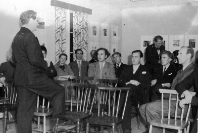 Fotograf Elis talar om fotoklubbar i Hultsfred, för att bilda en klubb där.  