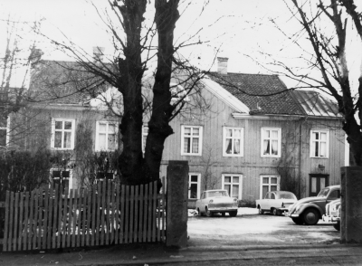 Karlssons hus bakom rådhuset revs 1973. T.E.
Östra kv. 19-20 där stadshuset numera ligger. Huset byggdes av apotekare Johan Bergelin 1829. Albin Carlsson köpte gården 1915 och bodde där resten av sitt liv. Företaget hade sitt kontor i huset på bl.a 1960-talet. Karlsson bakom kallades byggnaden i folkmun