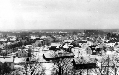 Tage Gustavssons dokumentation: 

Utsikt från Kyrktornet 1943 el 44. Alger Larssons gård i förgrunden.